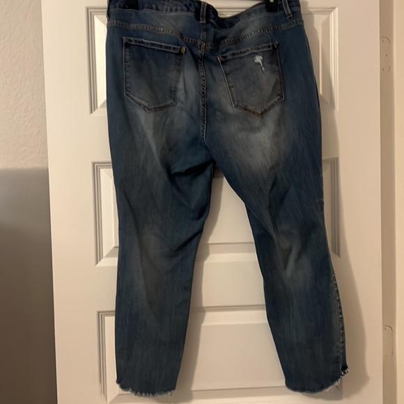 Code Bleu distressed Capri 18W raw hem stone wash casual plus size slimmer fit - Picture 8 of 10